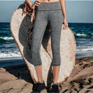 Victoria's Secret Knockout Tight Capri Leggings M Gray Compression Stretch VG